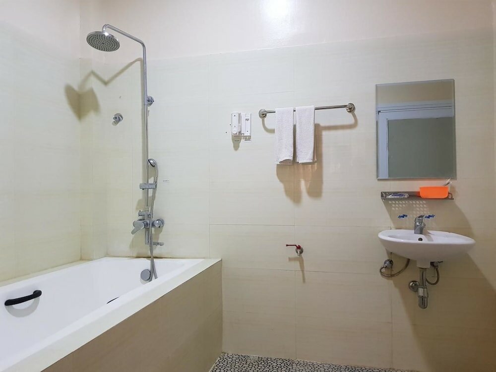 Фото Man Thi Tar Hotel