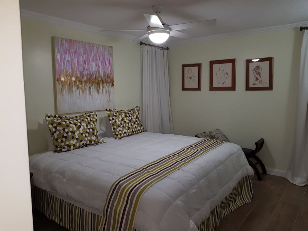 Фото New Kingston Apt at Kensington Court