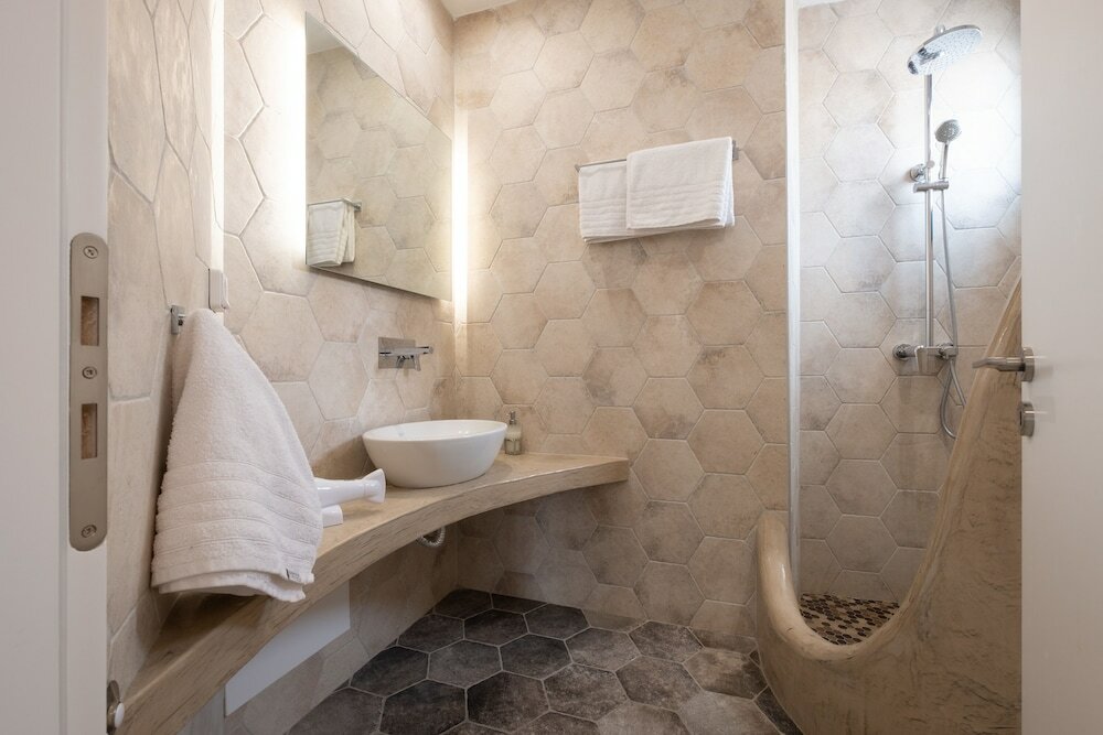 Фото Tristhenia Hotel