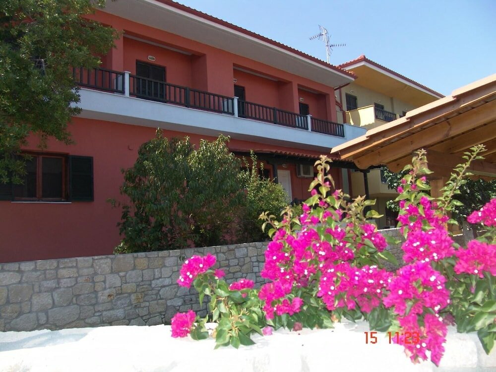 Фото Nikos Apartments