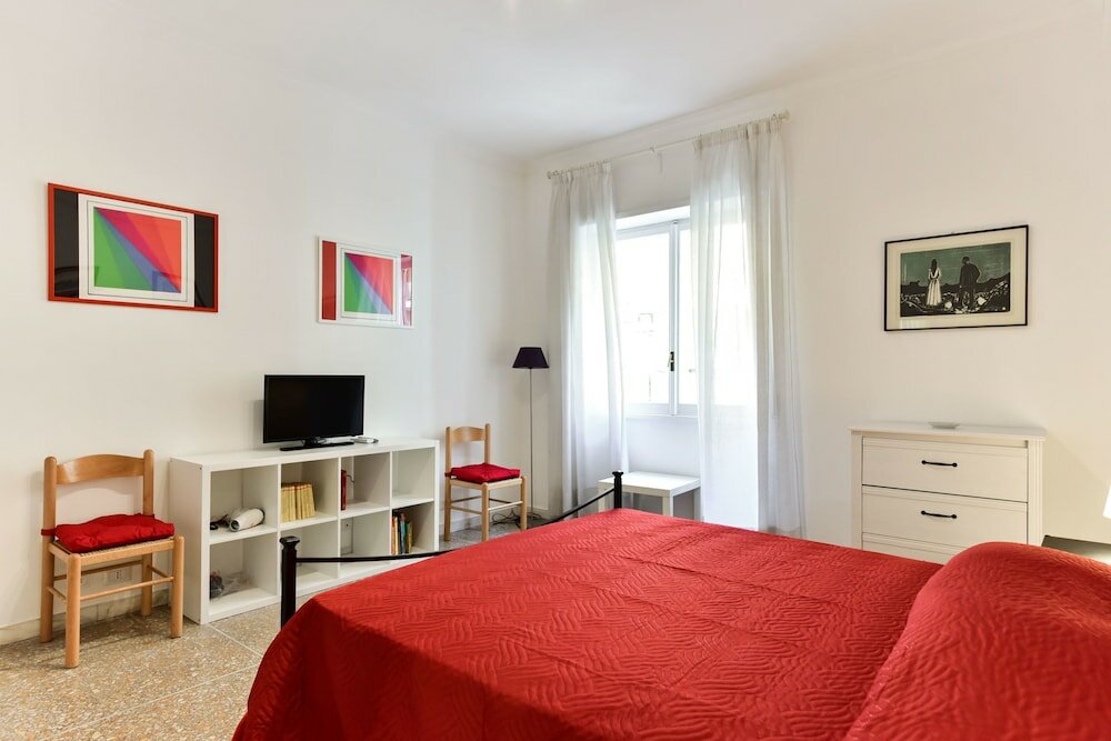 Фото Red & White Vatican Apartment