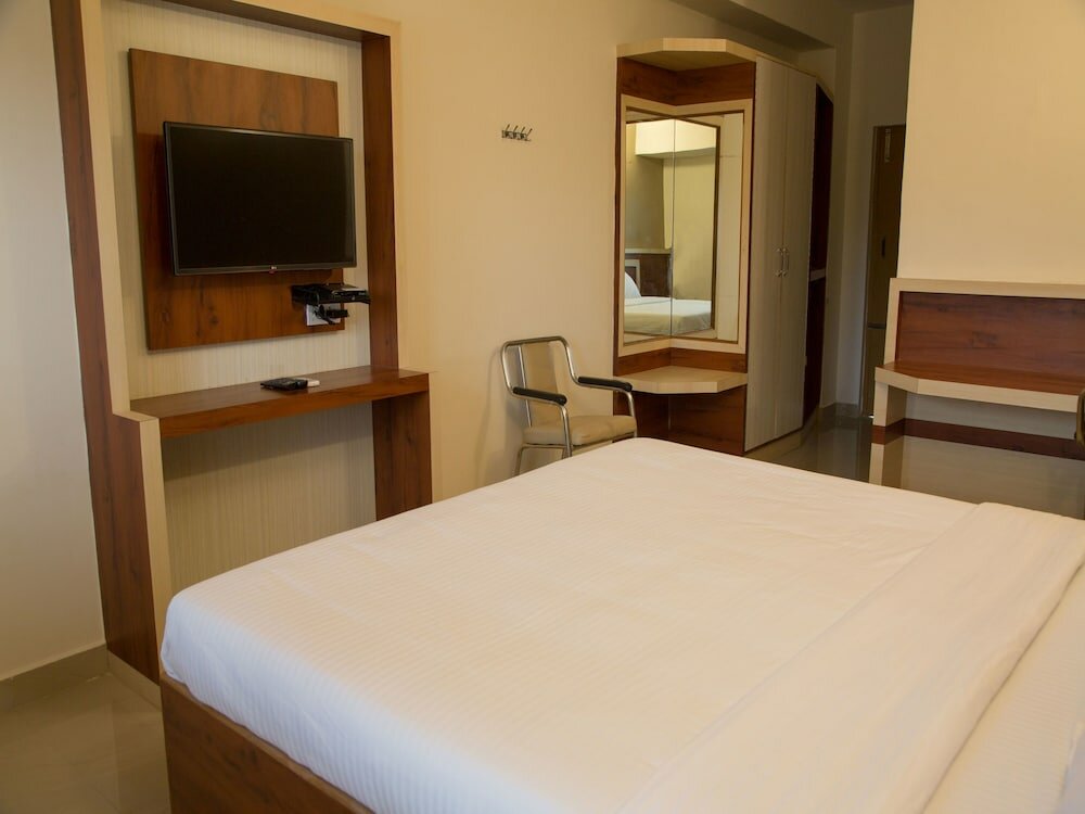 Фото Oyo 9248 Hotel Shrinidhi