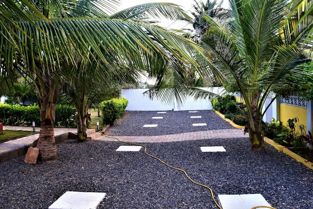 Фото Coconut Pointe Villa & Beach Resort