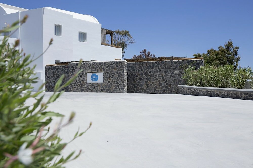 Фото June Twenty Suites