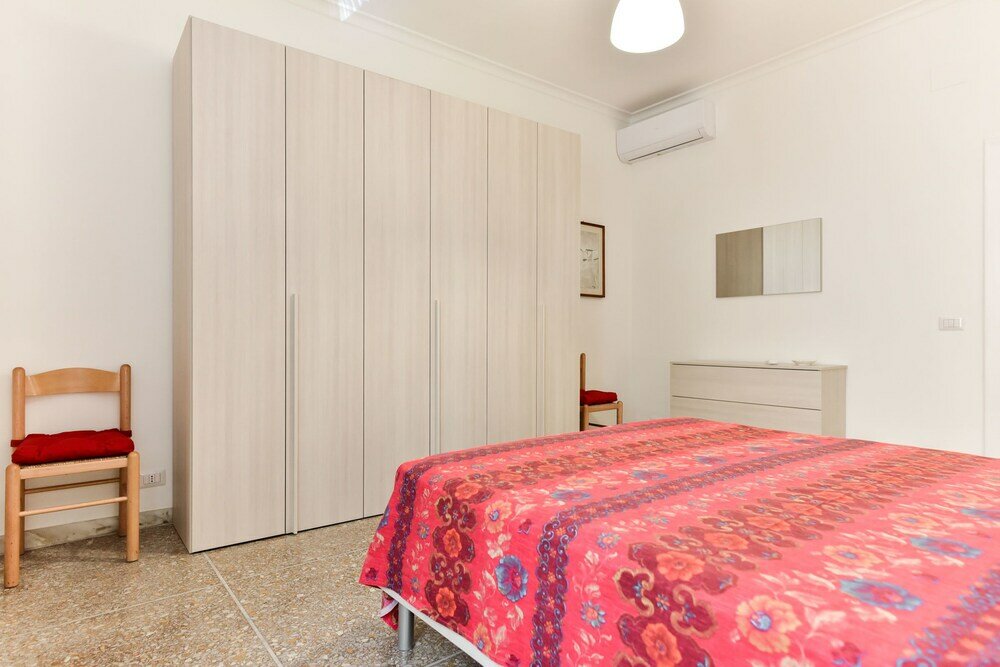 Фото Red & White Vatican Apartment