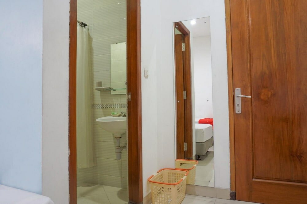 Фото Residences by RedDoorz Syariah @ Buah Batu