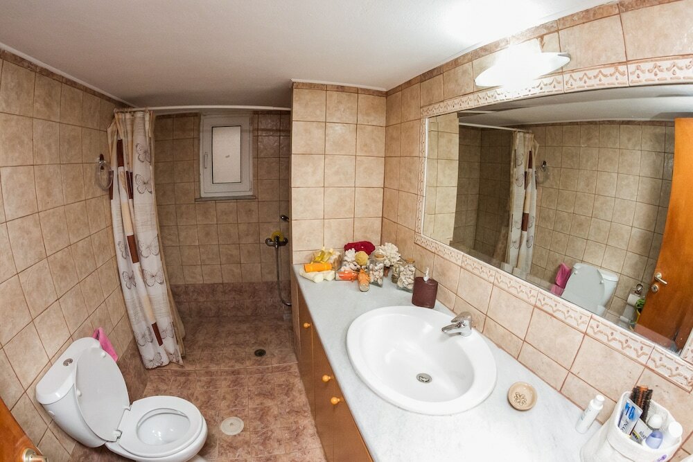 Фото Spacious home with garden in Marathonas