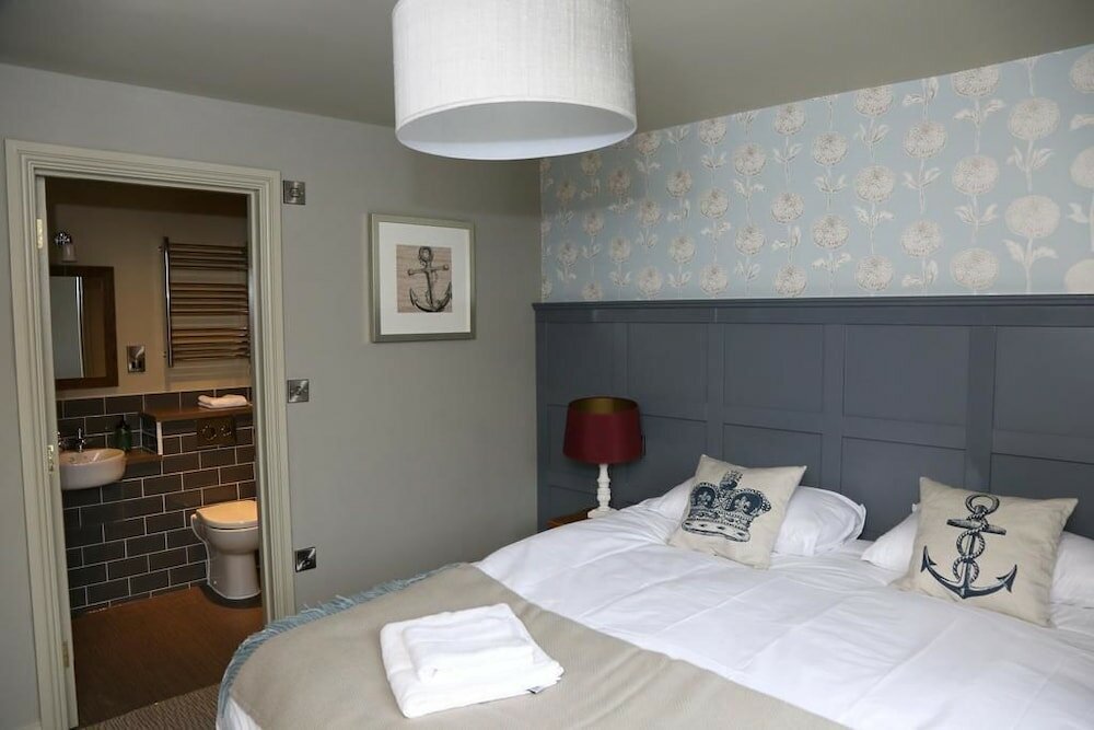 Фото Crown and Anchor