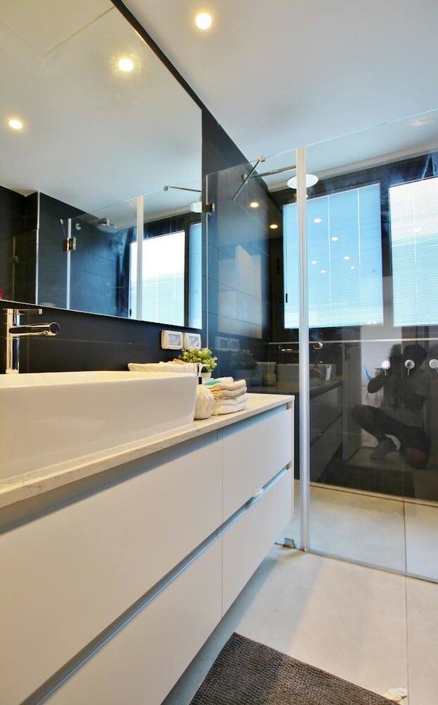 Фото 2 Bedroom Apartment with Hot Tub Facing Bograshov Beach