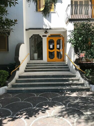 Гостиница Sorrento Pool&Suites в Сорренто