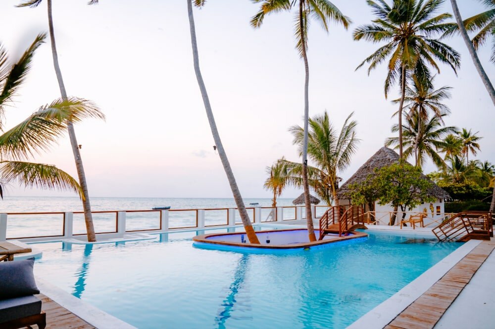 Фото Tiki Beach Club and Resort