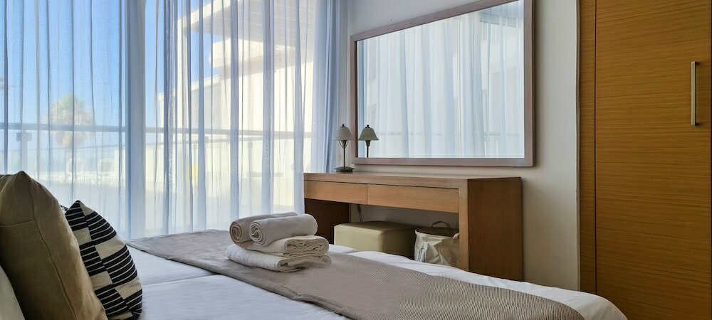 Фото Phaedrus Living Seafront Pallini Court