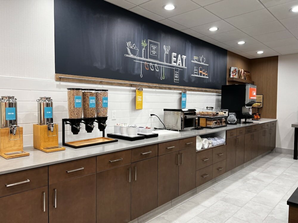 Фото Hampton Inn & Suites Marina