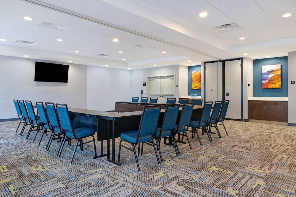 Фото Hampton Inn & Suites Marina