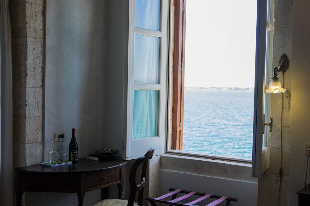 Фото Charme Hotel Henry's House