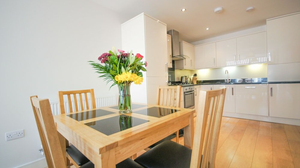 Фото Crompton House Apartments