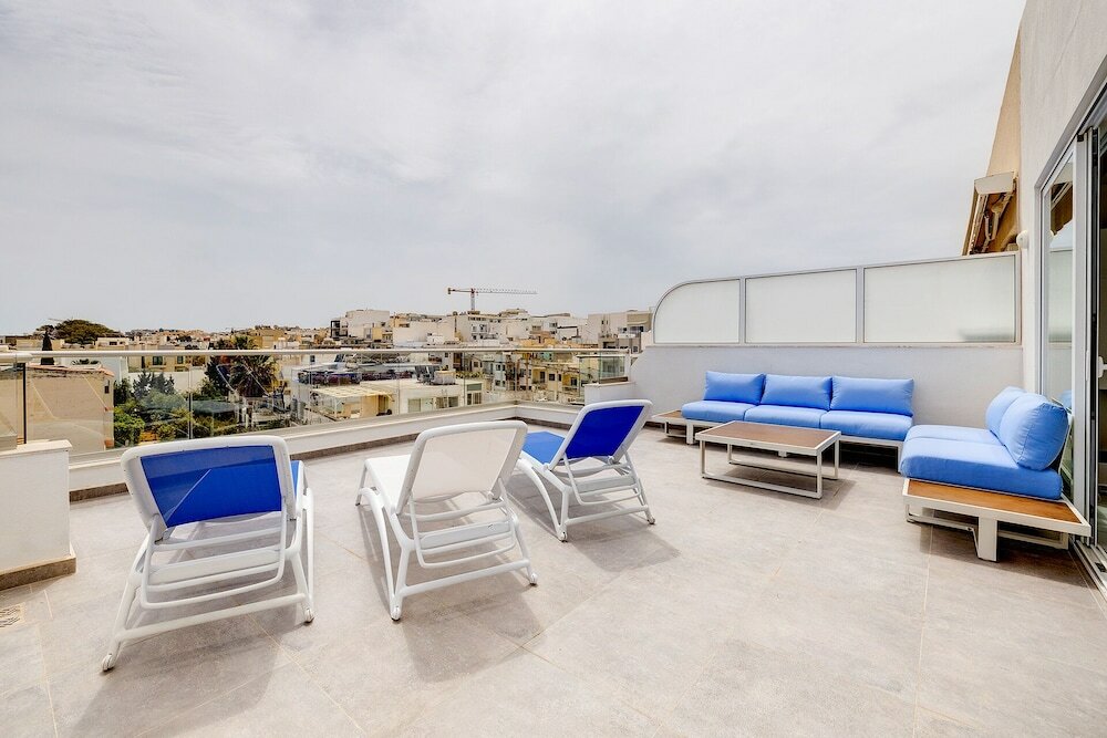 Фото Fabulous Penthouse Close to St George's Bay