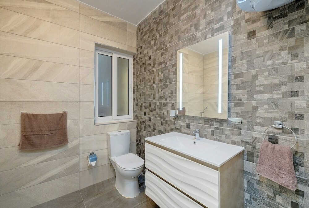 Фото Spacious Apartment Steps to the Promenade