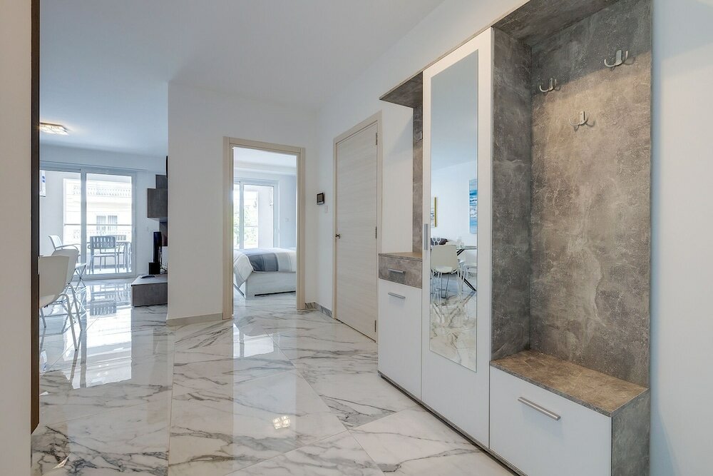 Фото Modern Apartment Steps to St George's Bay