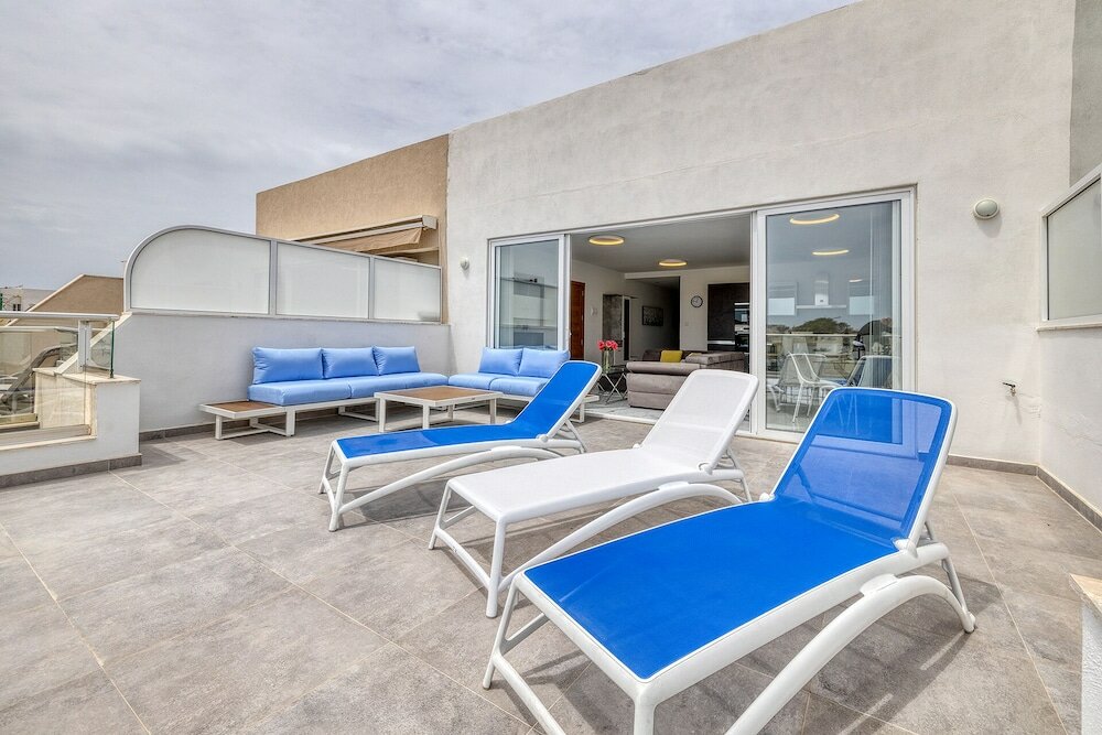 Фото Fabulous Penthouse Close to St George's Bay