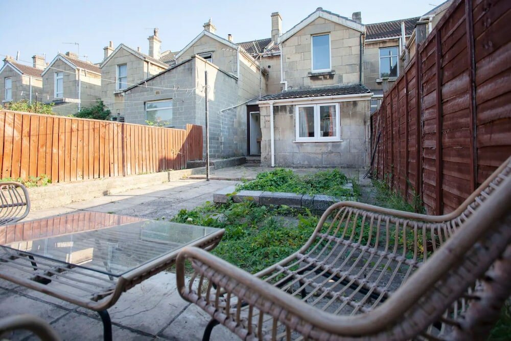 Фото Homely 3 Bedroom House in Bath