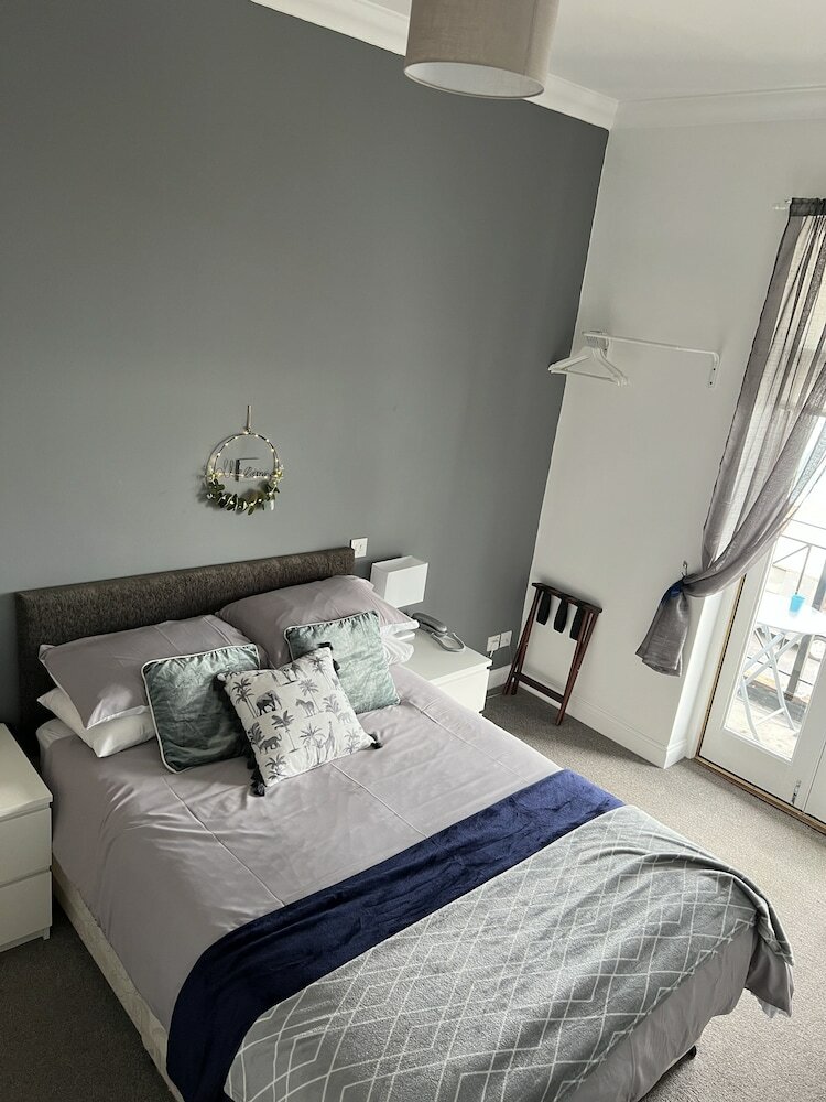 Фото The Sandgate Hotel