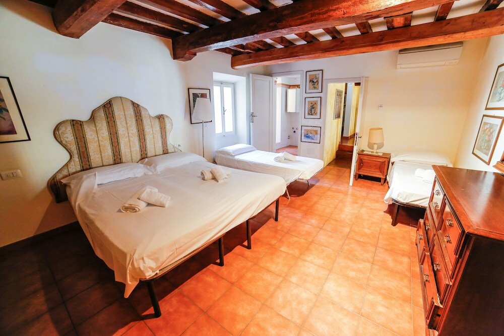 Фото Traditional apt Close to The Duomo - private yard!
