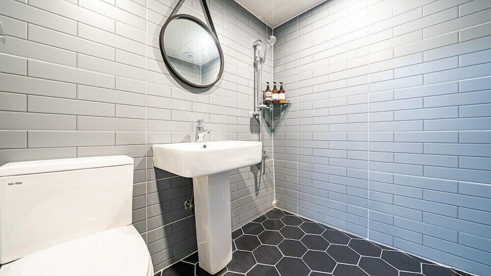 Фото Geoje Hotel Deluxe and Guest House