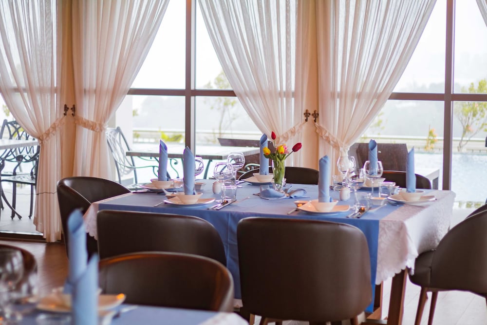 Фото Sea Breeze Hotel & Villa