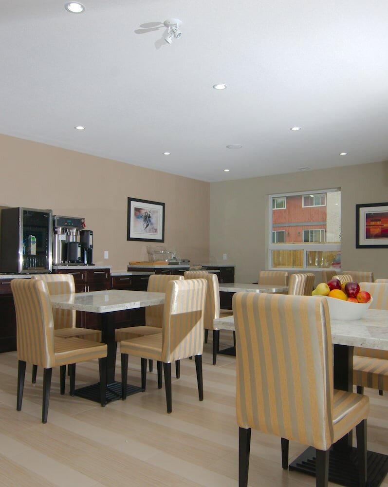 Фото Paradise Inn and Suites - Redwater