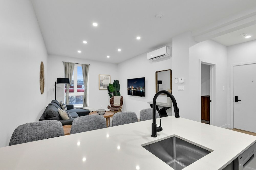 Фото Deluxe Suites Downtown Montreal