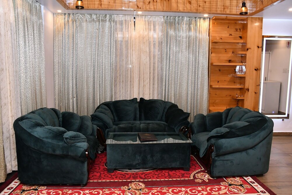 Фото Hotel The Crown