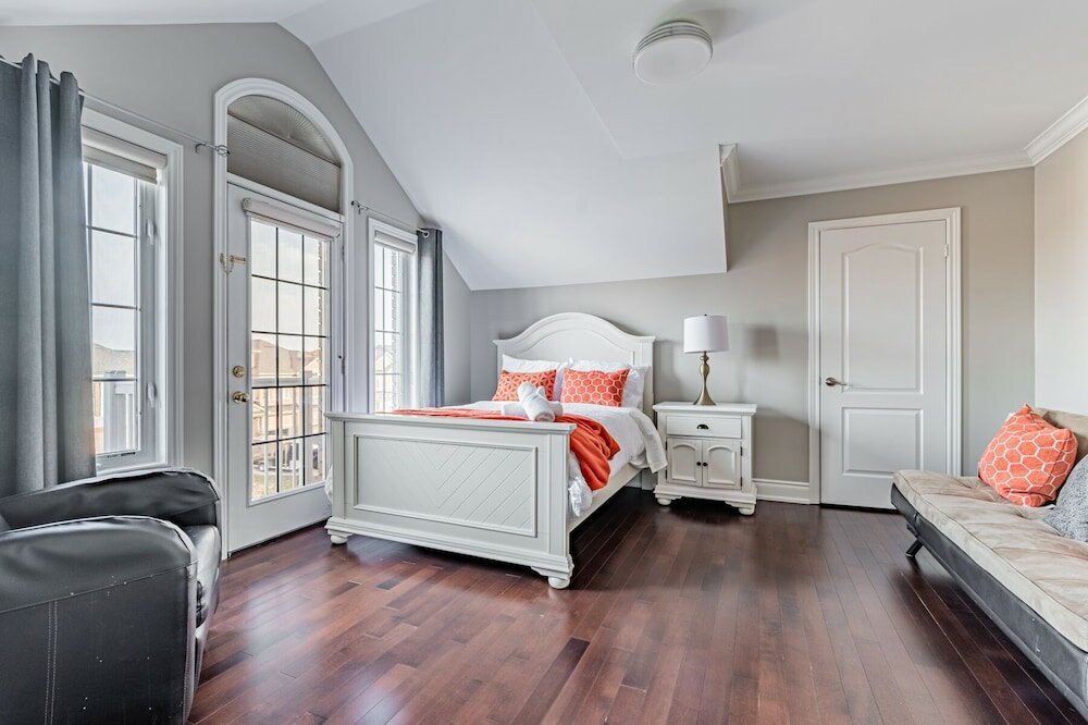 Фото Luxury Villa - Mississauga Square One