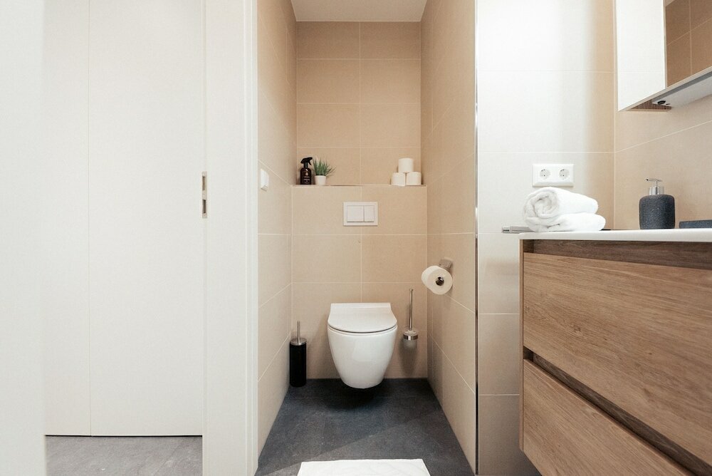 Фото Bright Chic 1br Apt w Balc & Prkg