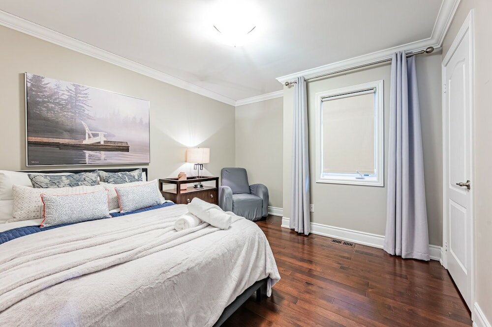 Фото Luxury Villa - Mississauga Square One