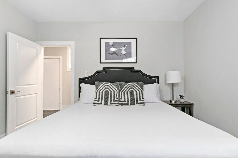 Фото 3br Apt near Shops Dining and DePaul