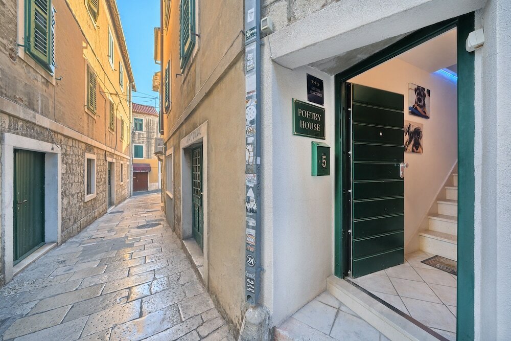 Фото Poetry House