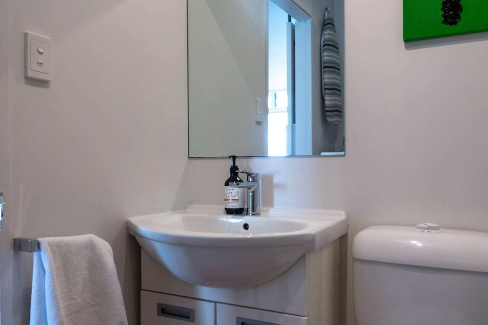 Фото Centrally Located Light-filled Studio w Parking