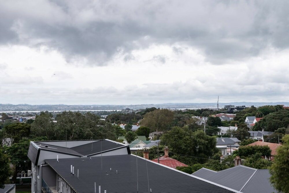 Фото Centrally Located Light-filled Studio w Parking