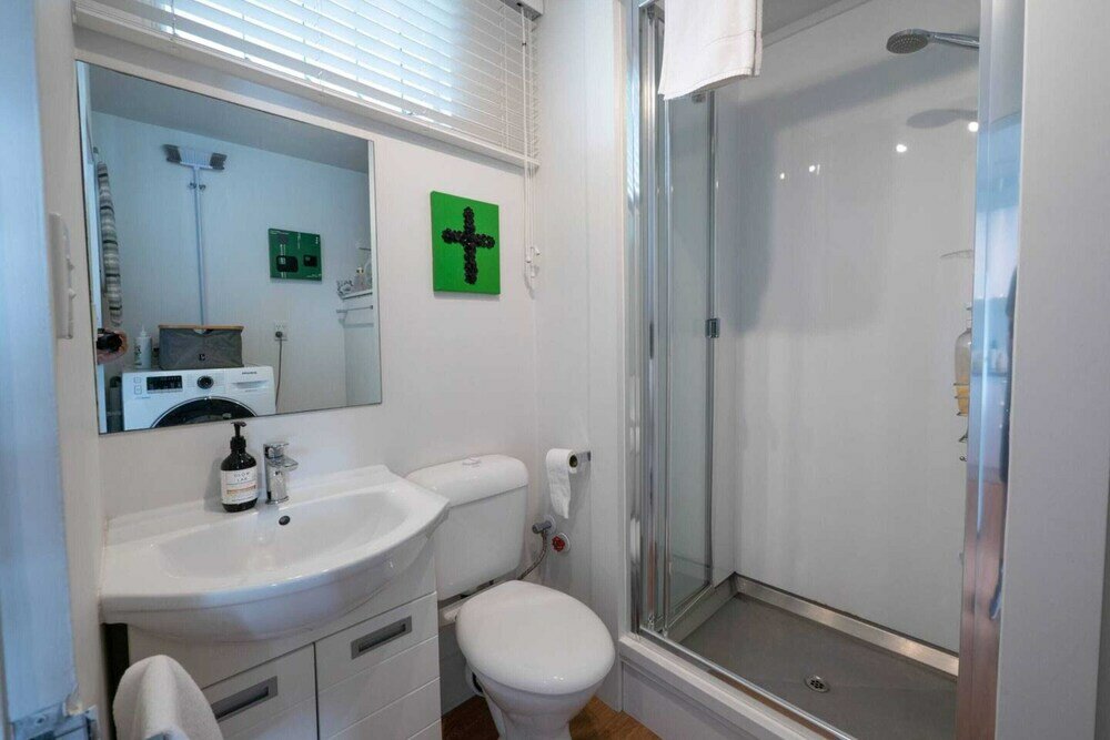 Фото Centrally Located Light-filled Studio w Parking