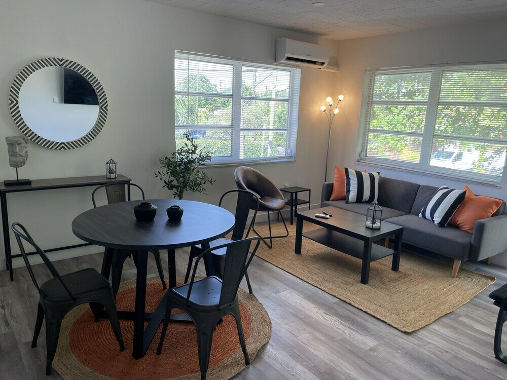 Фото Building next to CocoWalk & Brickell