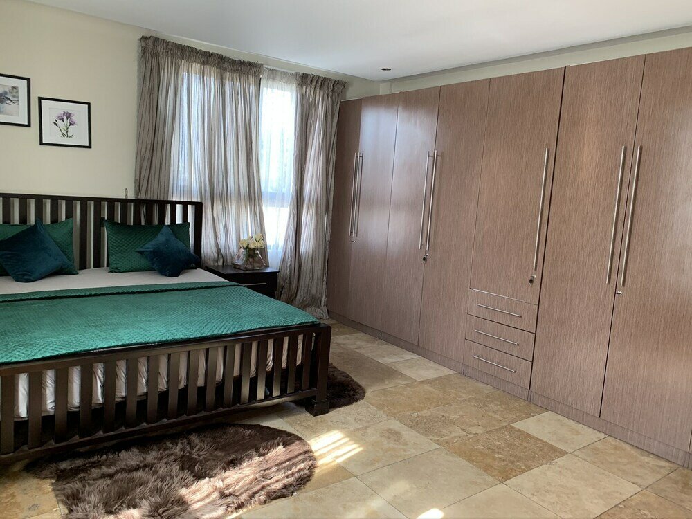 Фото Euneva Court Townhouses - Bentley Place