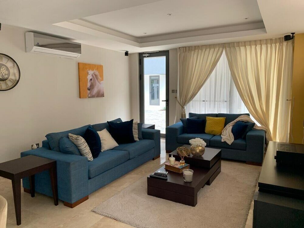 Фото Euneva Court Townhouses - Bentley Place