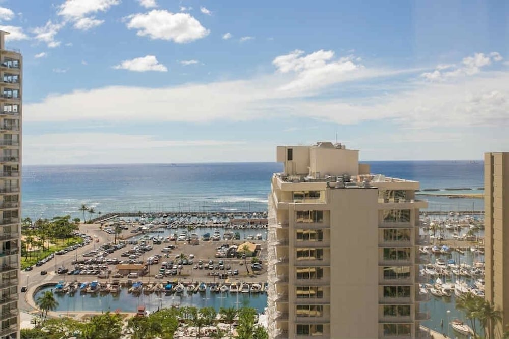 Фото Spacious Condos With Private Balcony at Discovery Bay - Free Wifi, Near Beaches!