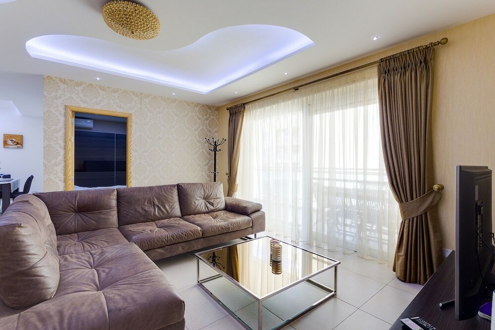 Фото Luxury Apt with Side Sea Views & Pool, Top Location