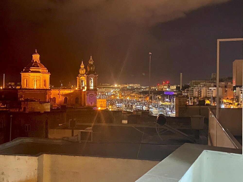 Фото Centric and Modern Penthouse Close to Amenities