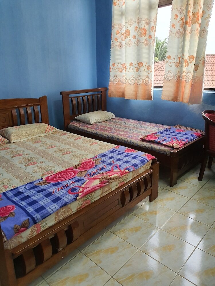 Фото Spot On 89920 Muwaffaq Inn