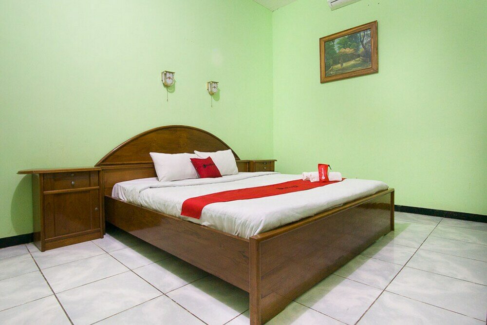 Фото RedDoorz Plus @ Jalan Raya Pasir Putih