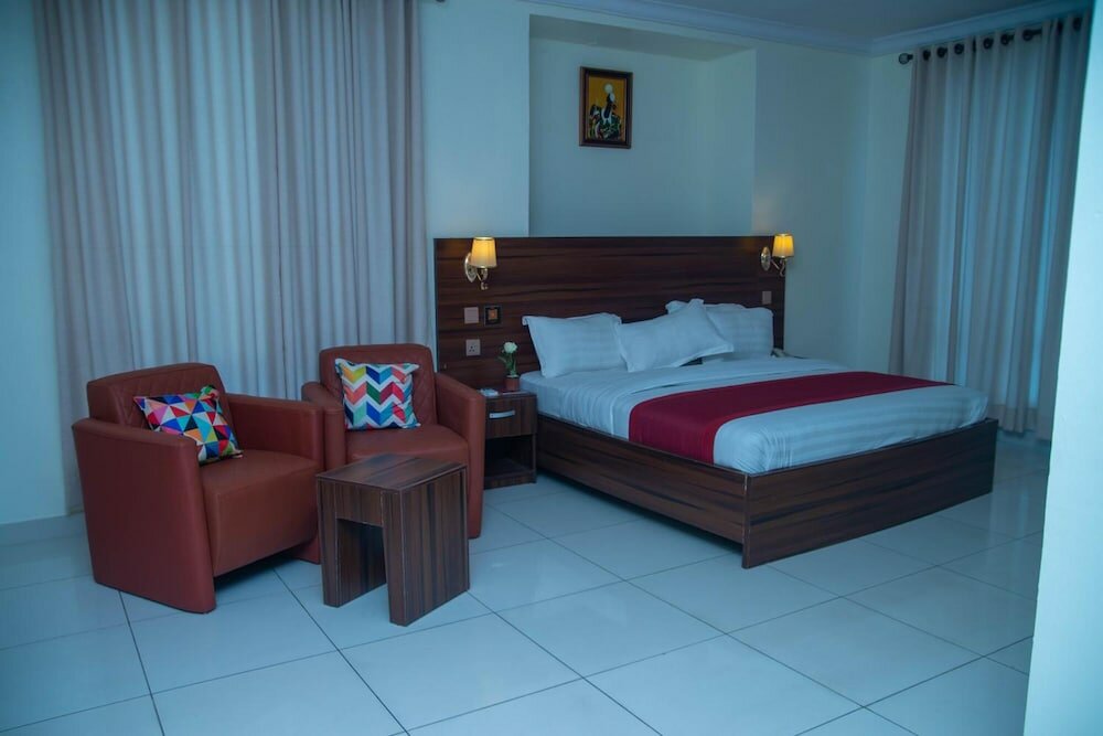 Фото Posh Hotel And Suites