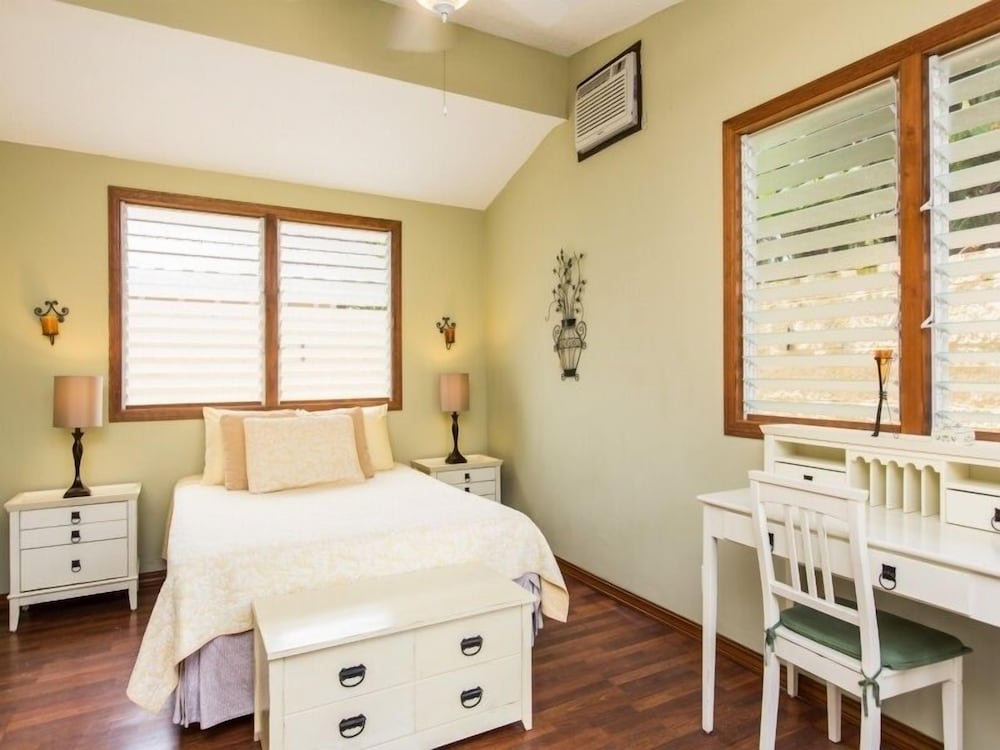 Фото Helen's Beach House 6 Bedroom Home by Redawning